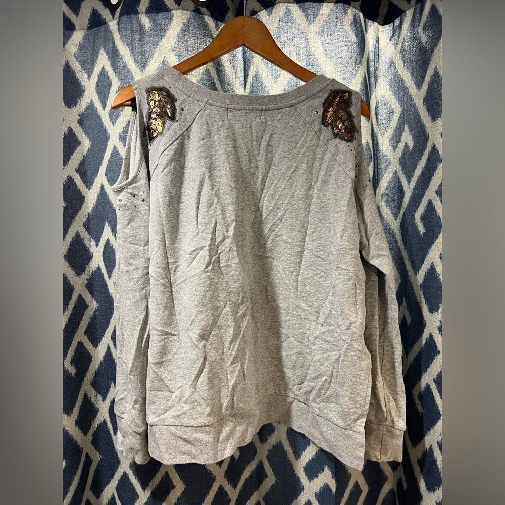 Shaynne gray cold shoulder long sleeve top size Large